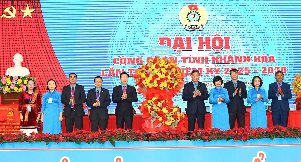 Ong Huynh Thanh Xuan - Pho Chu tich Tong Lien doan Lao dong Viet Nam tang hoa chuc mung Dai hoi Cong doan Khanh Hoa. Anh: Phuong Linh