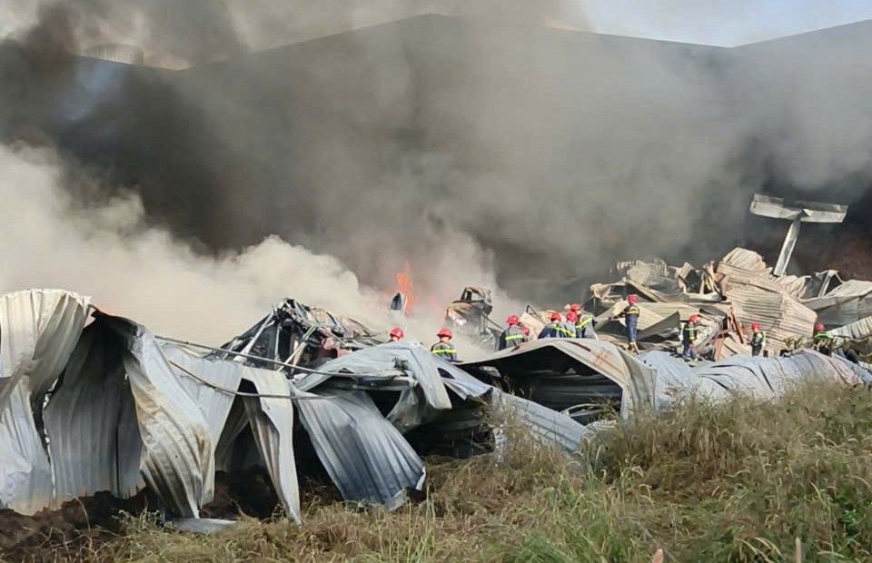 Hien truong vu chay cong ty go o phuong Tan Hiep, TPHCM. Anh: Ban doc cung cap