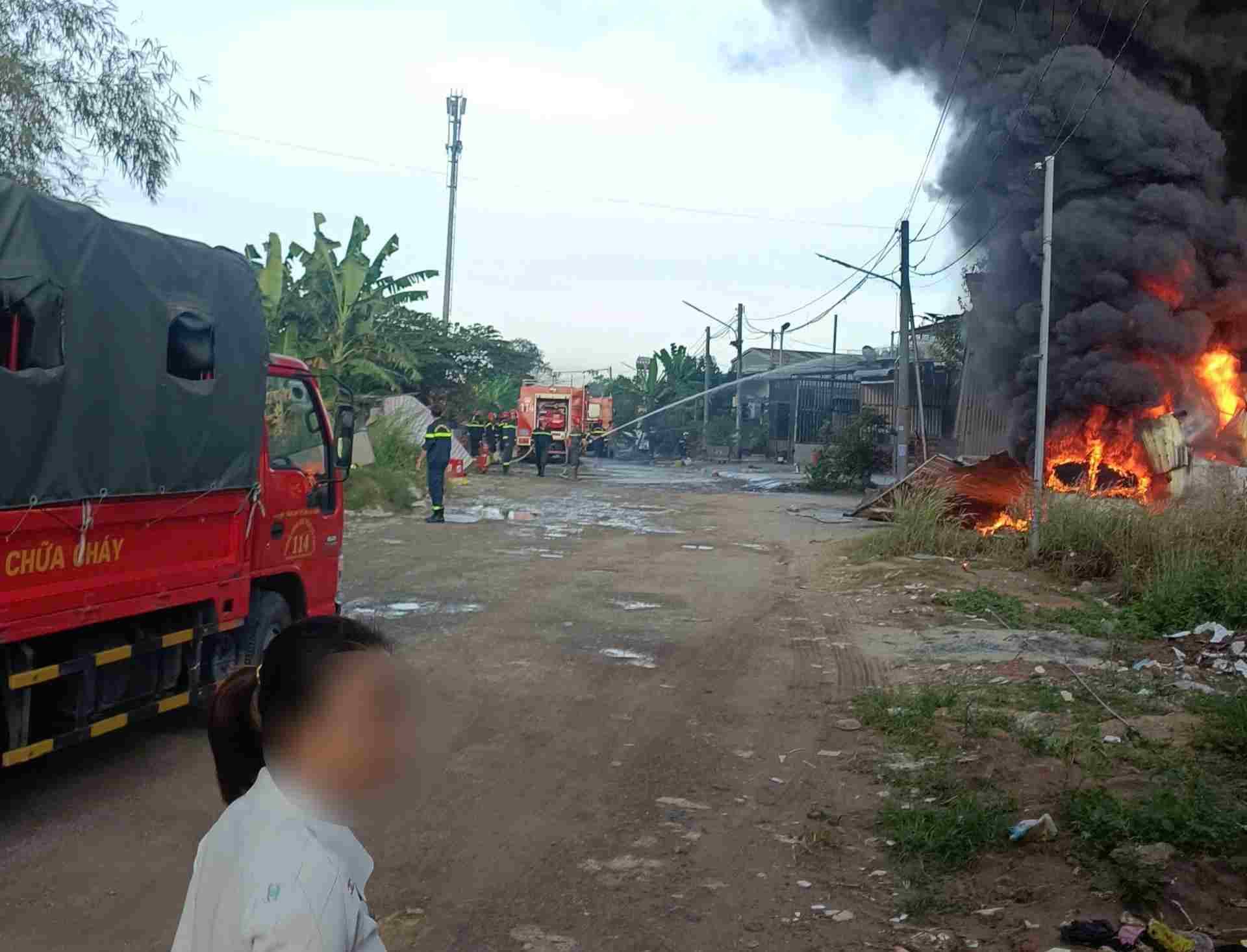 Canh sat dieu dong nhieu phuong tien chua chay den hien truong dap lua. Anh: Dinh Trong