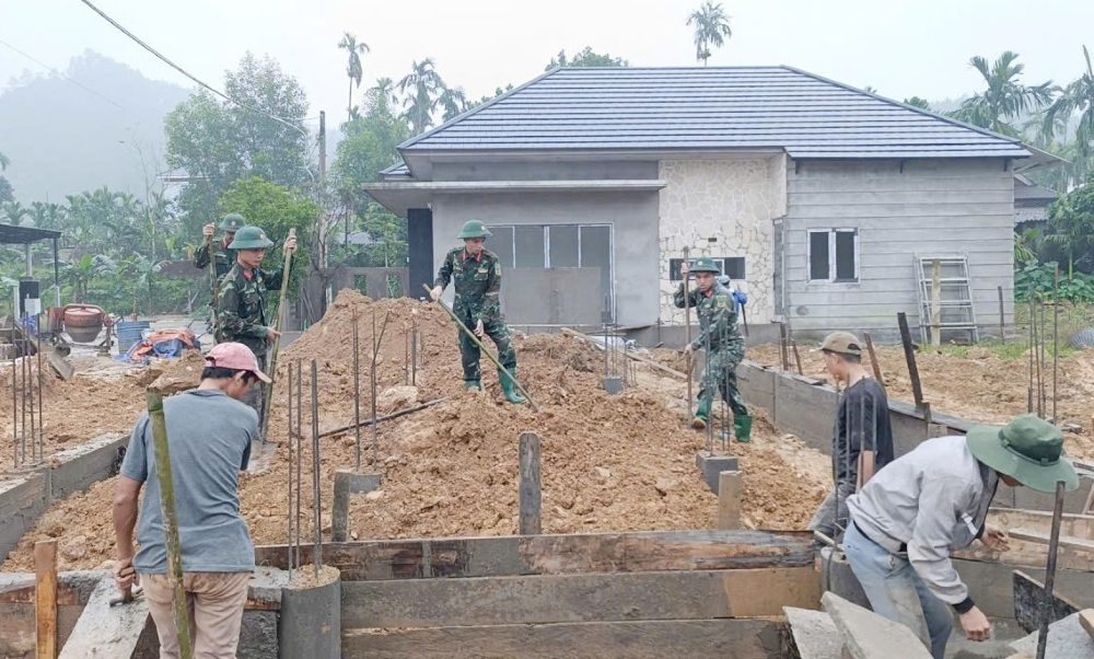 군대는 홍수 후 주민들을 위해 신속하게 웅장한 집을 짓고 있습니다. 사진 레 사우