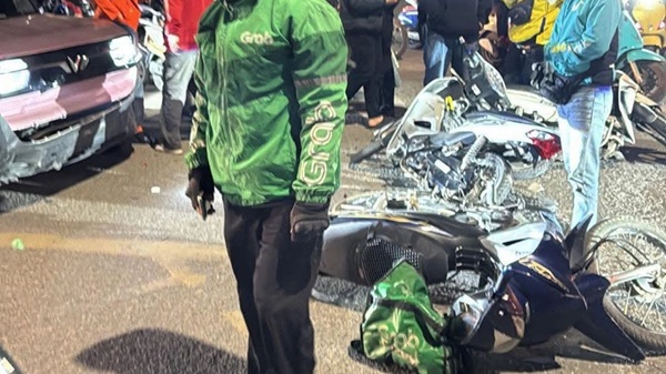 The scene of a car losing control while waiting for a red light in Giang Vo. Photo: Van Ngan