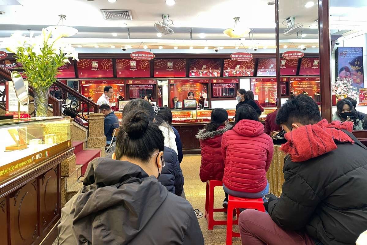 Nguoi co nhu cau mua vao xep hang cho giao dich tai tang 2, lan luot di chuyen xuong tang 1 mua tu 0,5 chi vang. Anh: Ha Linh