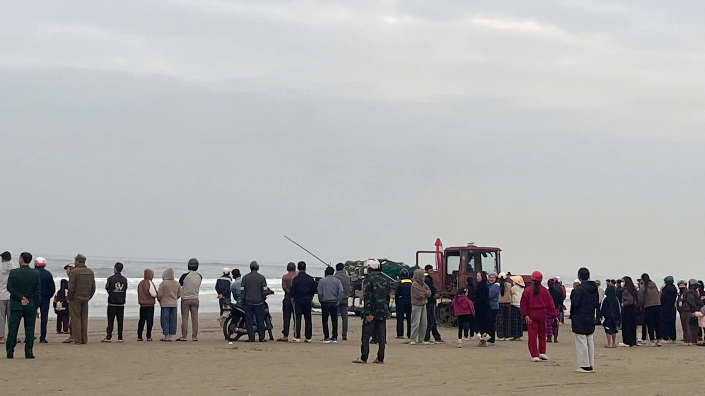 Luc luong chuc nang, nguoi dan trien khai tim kiem ngu dan mat tich tren bien. Anh: Minh Hoang