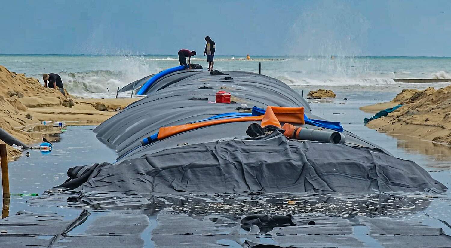 Hue City has built a soft embankment to prevent coastal erosion that is deep inland. Photo: Nguyen Luan.