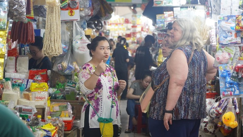 Cho Ben Thanh moi ngay don hang nghin luot khach du lich. Anh: Ngoc Le