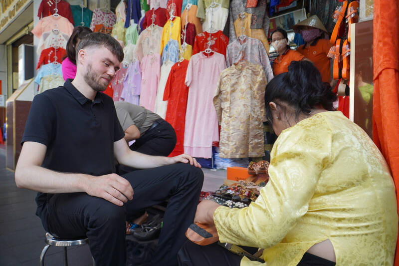 Du khach trai nghiem dong guoc tai cho Tan Dinh. Anh: Ngoc Le