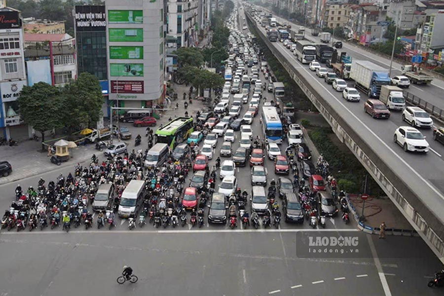Tai nut giao 4 tang (Nguyen Trai - Khuat Duy Tien) - noi truoc do van nhuc nhoi tinh trang vuot den do thi nay nguoi di duong da chap hanh tot hon.