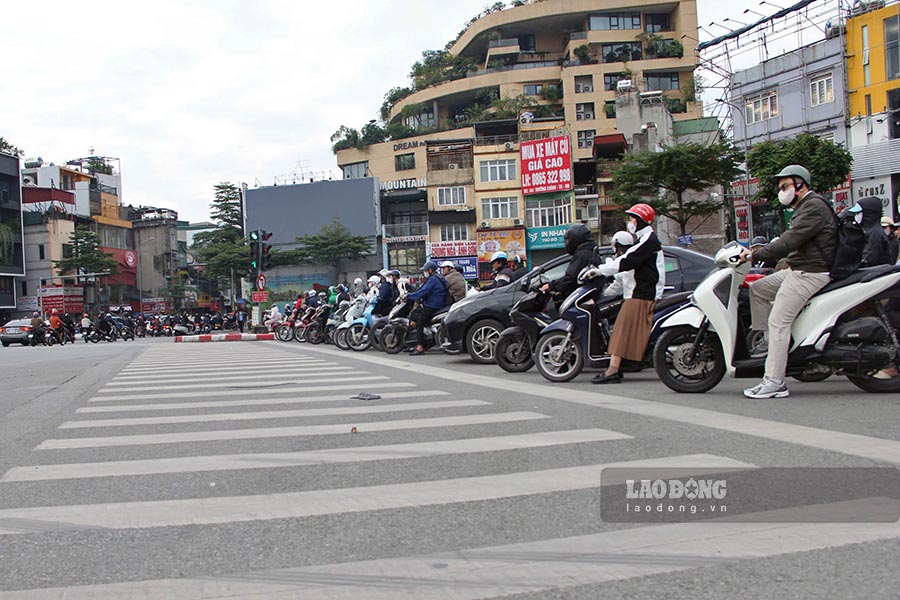Cac phuong tien xep hang “thang nhu ke chi” tren duong O Cho Dua.
