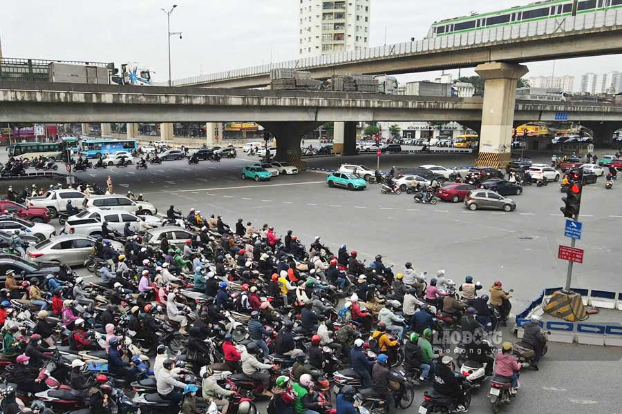 Ghi nhan tai nhieu nut giao ngay 15.12 - sau 2 ngay camera van hanh, nguoi tham gia giao thong da chap hanh tot viec dung cho truoc vach khi den do.