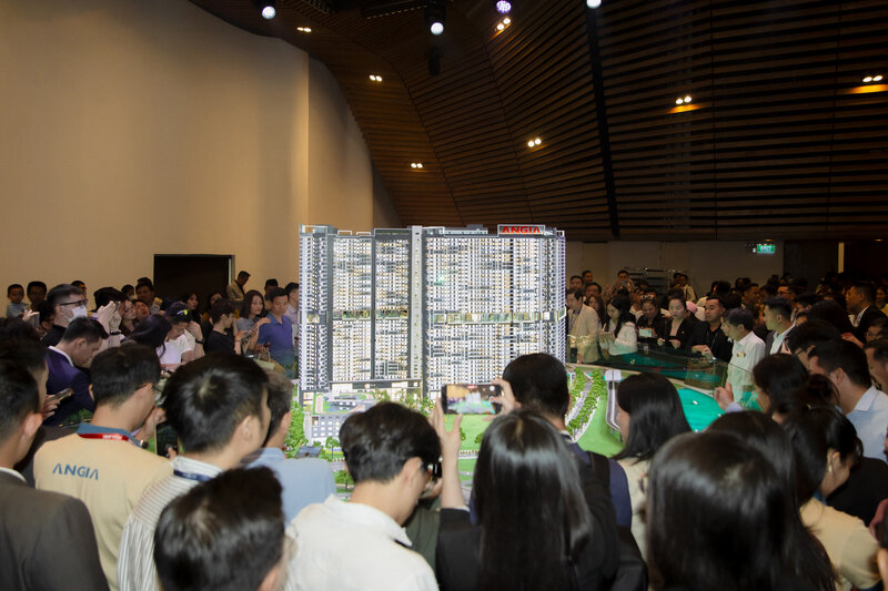 Khach hang tim hieu du an bat dong san tai TP.HCM. Anh: Nguon An Gia