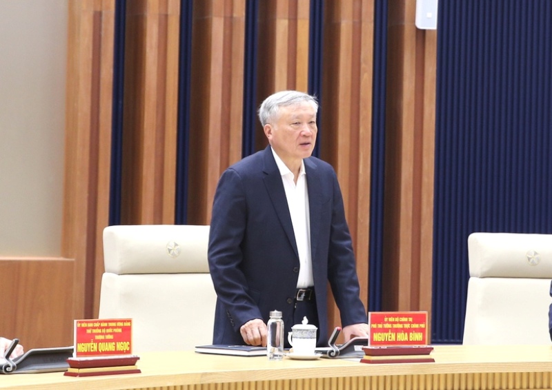 El Viceprimer Ministro Permanente del Gobierno Nguyen Hoa Binh trabaja con la ciudad de Hai Phong sobre la situacion de la produccion y los negocios la inversion publica y la importacion y exportacion - Foto: VGP/Nguyen Hoang