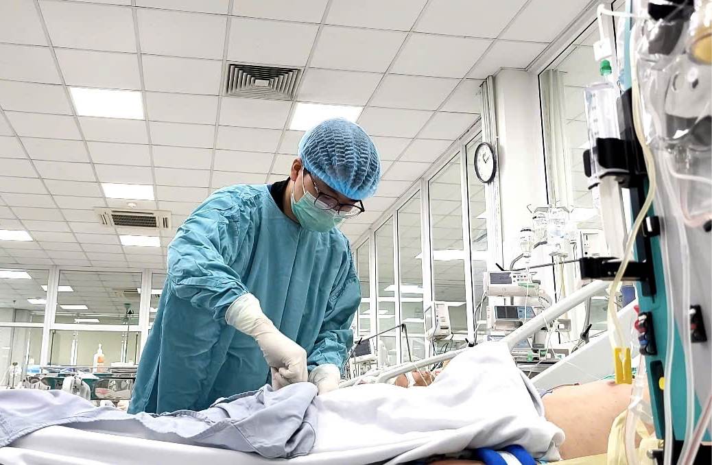 Saving the life of a Malaysian patient with septic shock, severe pneumonia. Photo: Thanh Dang