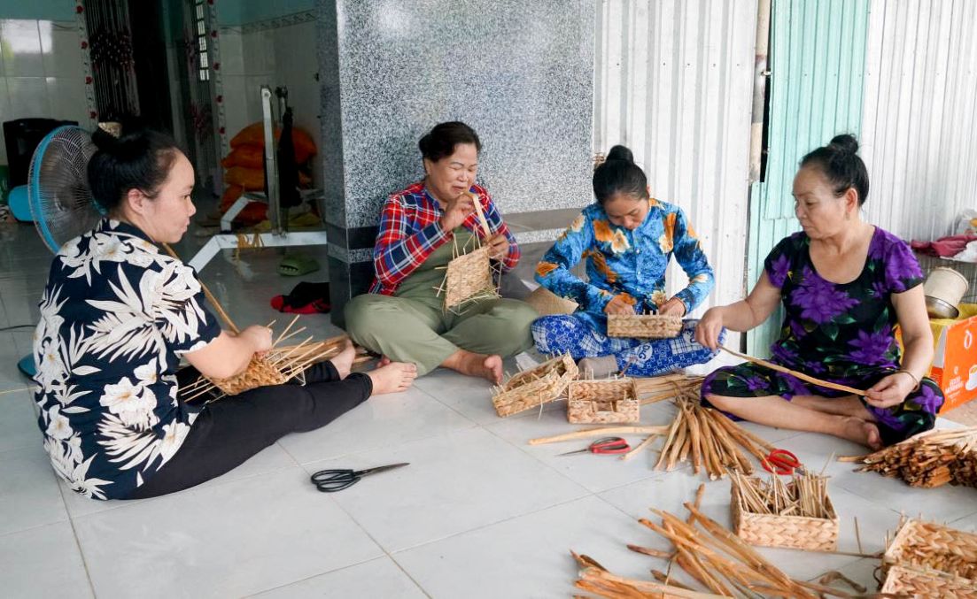 Phu nu, nguoi cao tuoi tham gia dan dat luc binh trong thoi gian nong nhan. Anh: Phuong Anh