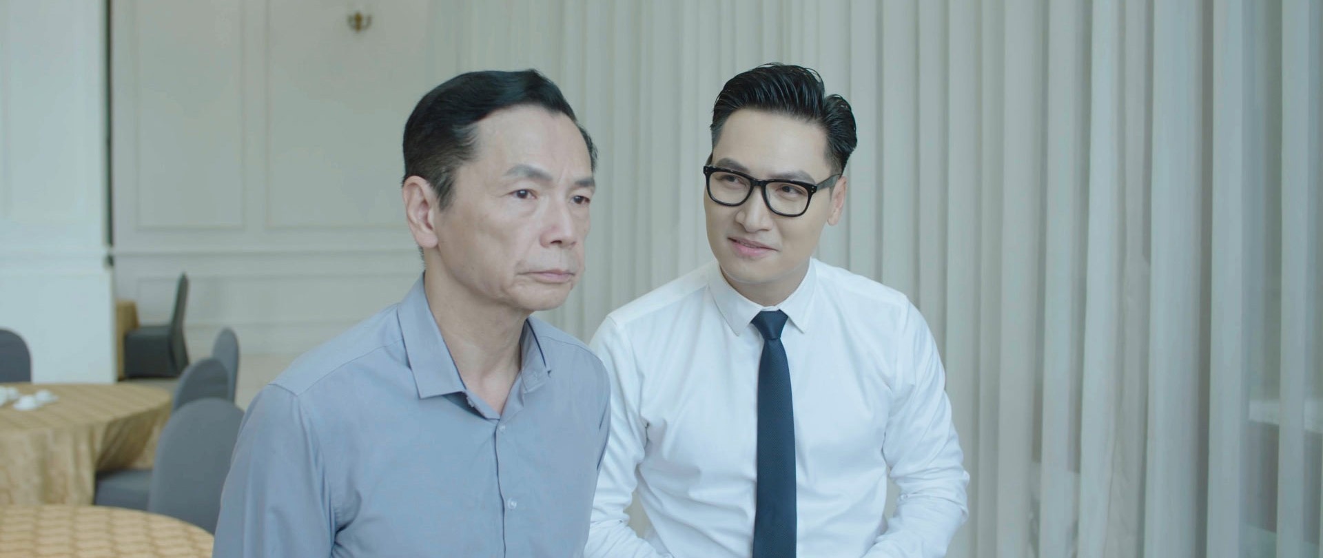 NSND Trung Anh va dien vien Manh Truong trong phim. Anh cat tu phim