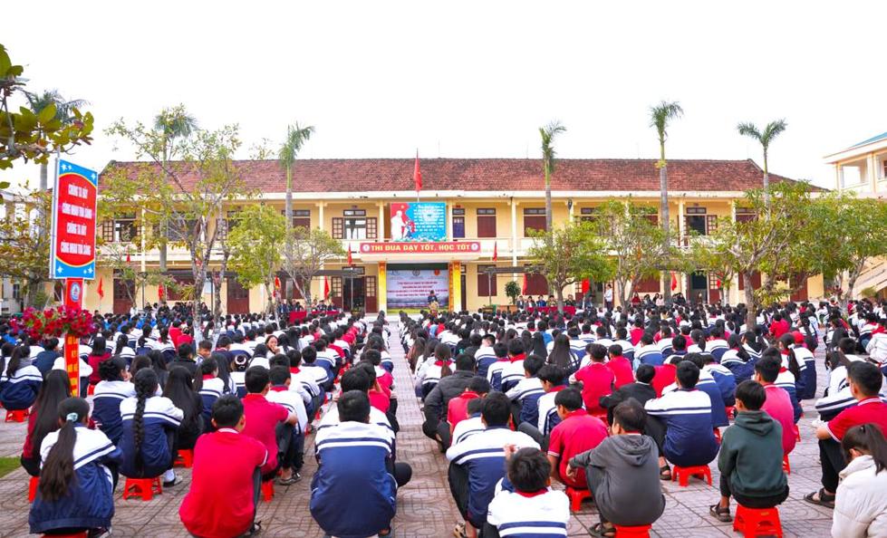 Hoc sinh nha truong lang nghe pho bien cac quy dinh ve dam bao an toan giao thong duong sat. Anh: Duy Chuong