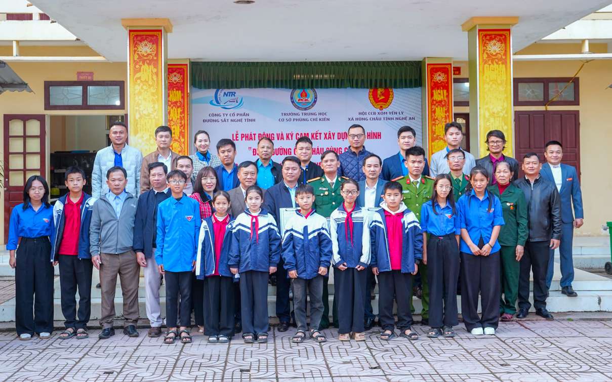 Cong ty CP Duong sat Nghe Tinh cung Truong THCS Phung Chi Kien va Hoi Cuu chien binh xom Yen Ly to chuc ky cam ket xay dung mo hinh “Doan duong ong chau cung cham“. Anh: DUY CHUONG