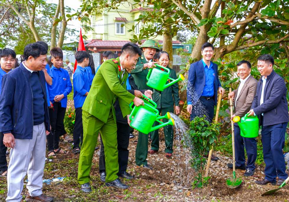 Lanh dao UBND xa Hung Chau, Hoi Cuu chien binh xom Yen Ly cung lanh dao Truong THCS Phung Chi Kien, cac em hoc sinh va can bo, nhan vien Cong ty CP Duong sat Nghe Tinh trong hoa doc 2 ben duong sat. Anh: Duy Chuong
