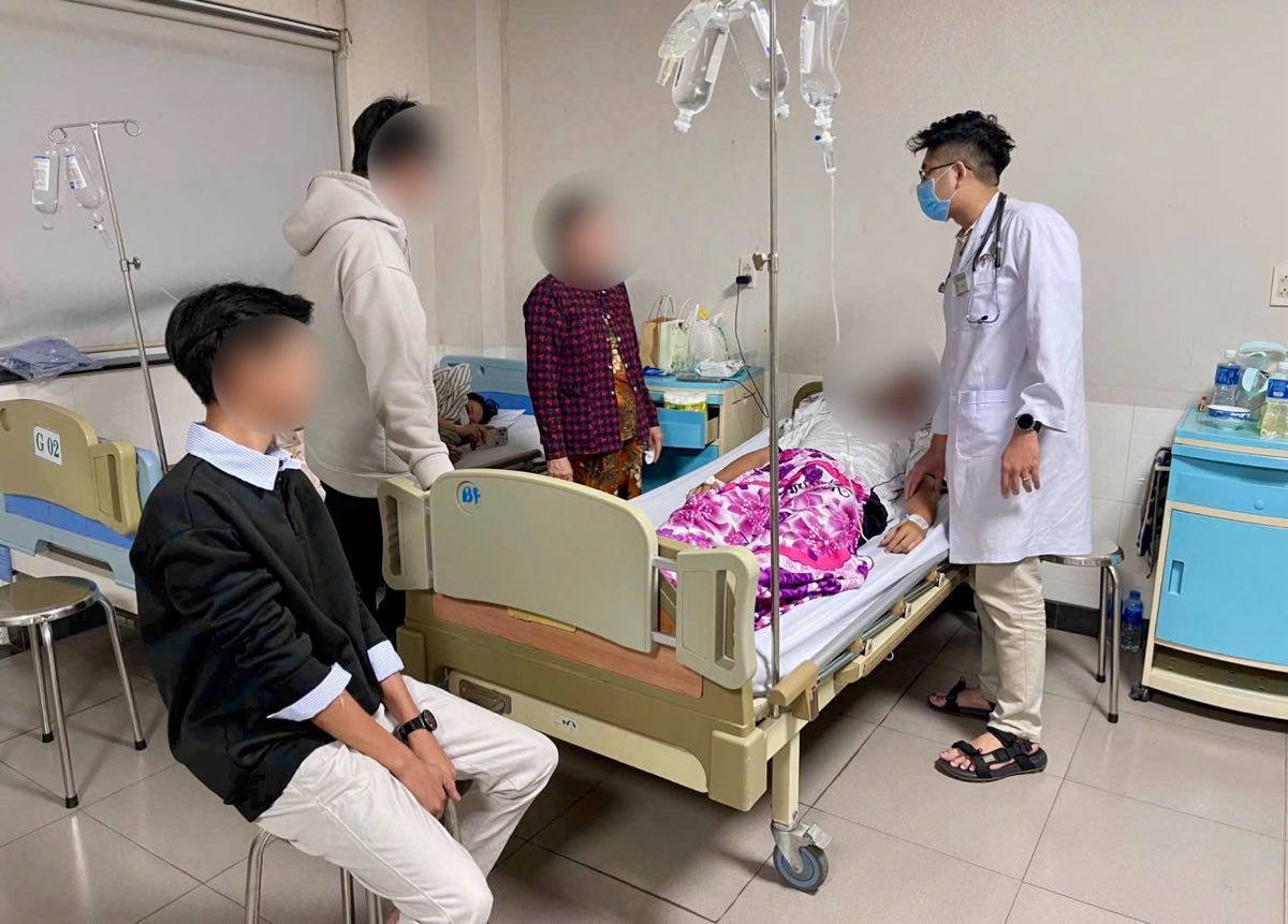 Mot benh nhan nghi bi ngo doc thuc pham trong vu viec, duoc dieu tri tai Benh vien Da khoa An Phuoc. Anh: Duy Tuan