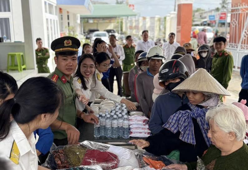 Mo hinh “Cua hang 0 dong” nhan duoc su ung ho rat lon nguoi nhan dan dia phuong. Anh: Cong an Khanh Hoa