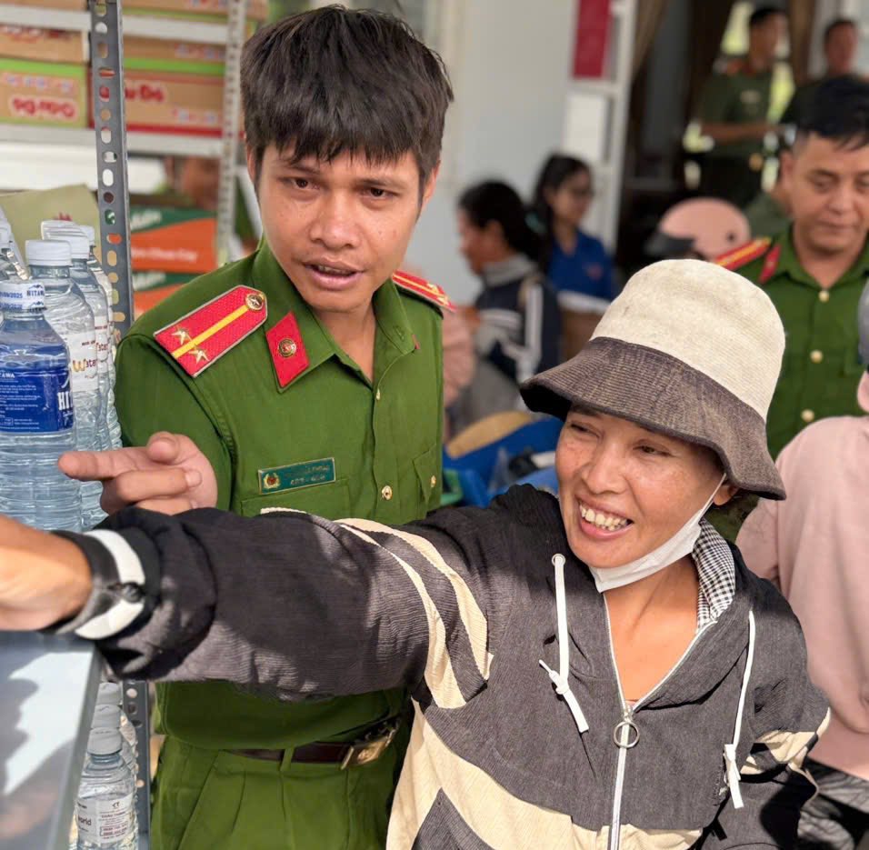 The Cong Hai Commune Police Youth Union has just launched "Zero-dong Store" to support people in need. Photo: Khanh Hoa Police