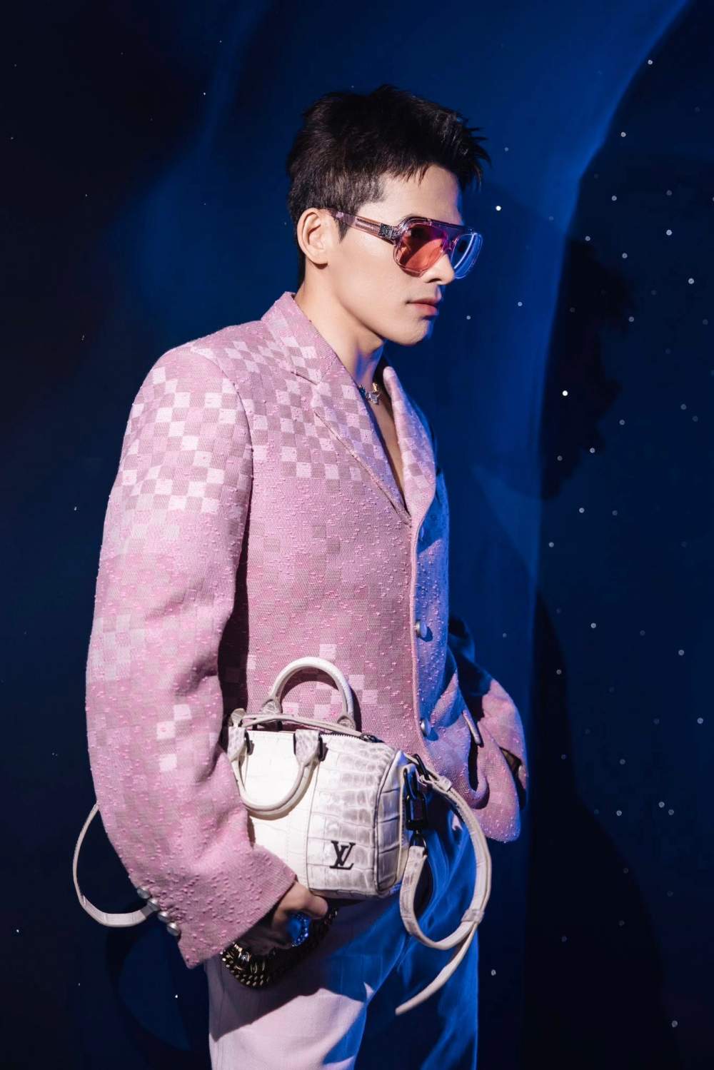 Quoc Thien gay chu y voi tui hieu da ca sau bach tang. Anh: Nhan vat cung cap.