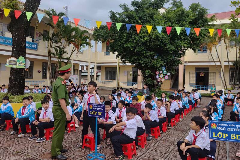 Kon Tum Ward Police (Quang Ngai Province) organizes propaganda and legal education at schools in the ward. Photo: Xuan Thang/Ministry of Public Security