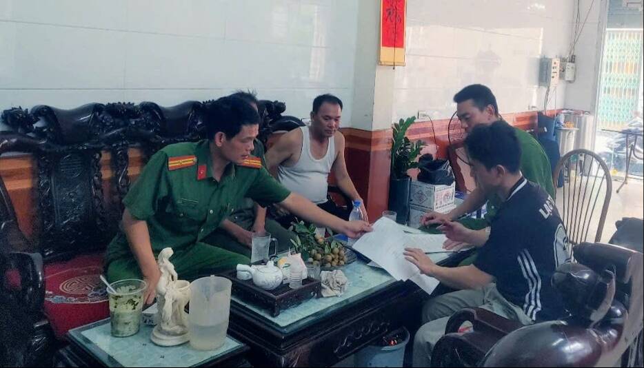 Cong an phuong Vang Danh (tinh Quang Ninh) tuyen truyen phap luat cho nguoi sau cai nghien ngay tai gia dinh. Anh: Cong an phuong Vang Danh