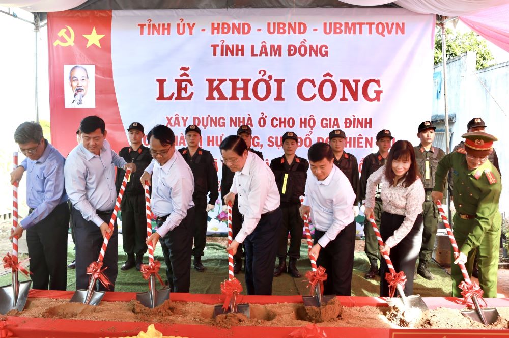 Khoi cong xay dung 6 can nha cho nguoi dan. Anh: Duy Tuan