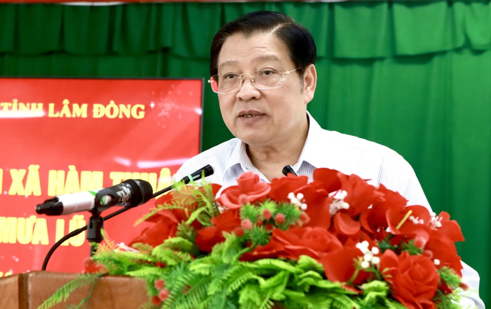 Ong Phan Dinh Trac - Uy vien Bo Chinh tri, Bi thu Trung uong Dang, Truong Ban Noi chinh Trung uong phat bieu tham hoi, dong vien nguoi dan xa Ham Thuan. Anh: Duy Tuan