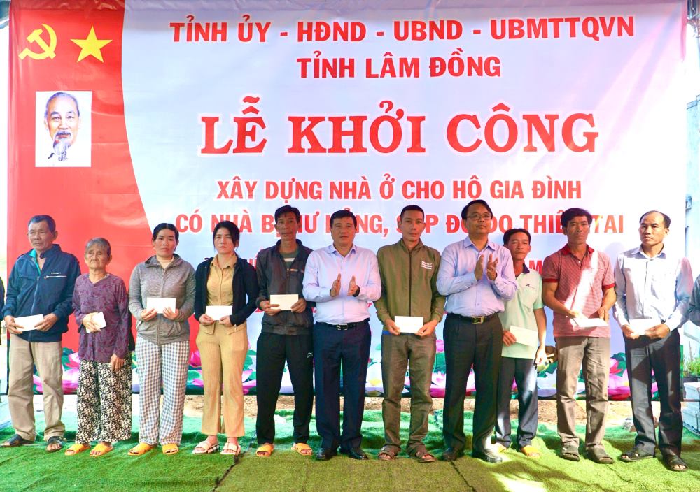 Thuong truc Tinh uy Lam Dong trao qua cho cac ho dan. Anh: Duy Tuan