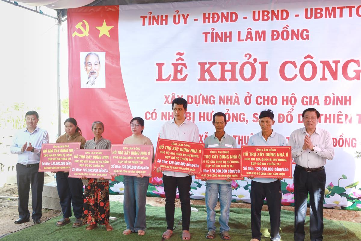 6 ho dan o xa Ham Thuan Bac, tinh Lam Dong co nha bi sup do do mua lu duoc ho tro xay dung nha. Anh: Duy Tuan