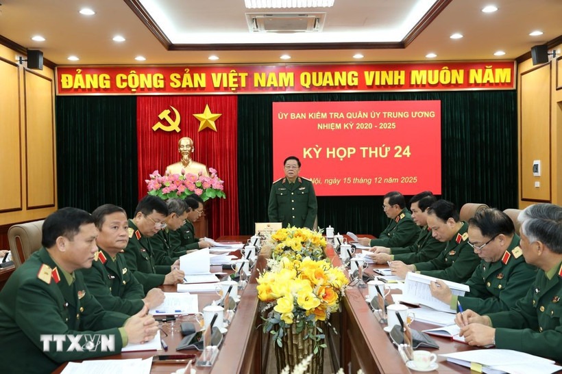 General Nguyen Trong Nghia chaired the 24th Session of the Central Military Commission's Inspection Commission. Photo: VNA