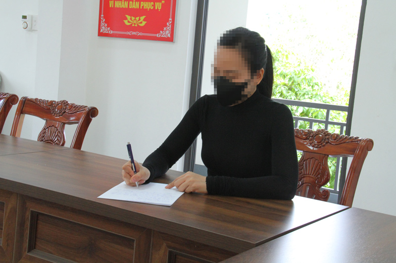 Xử phạt N.T.H.N - chủ tài khoản facebook "Phố Nhỏ". Ảnh: Công an cung cấp