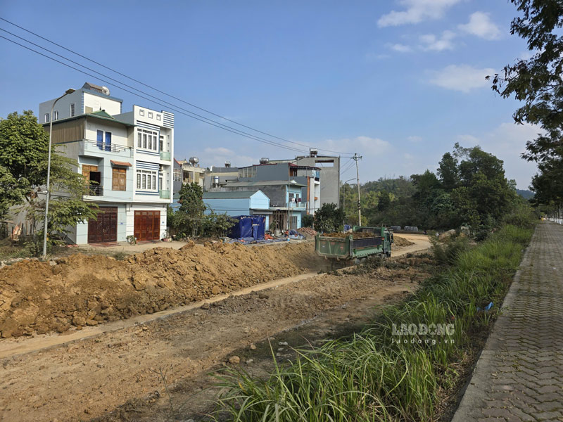 Cac don vi thi cong dang hoi ha lam viec. Anh: Tan Van