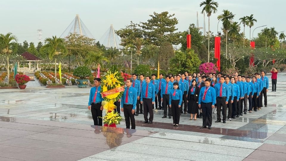 The delegation attending the Vinh Long Provincial Trade Union Congress visited the Vinh Long Provincial Martyrs' Cemetery. Photo: Hoang Loc