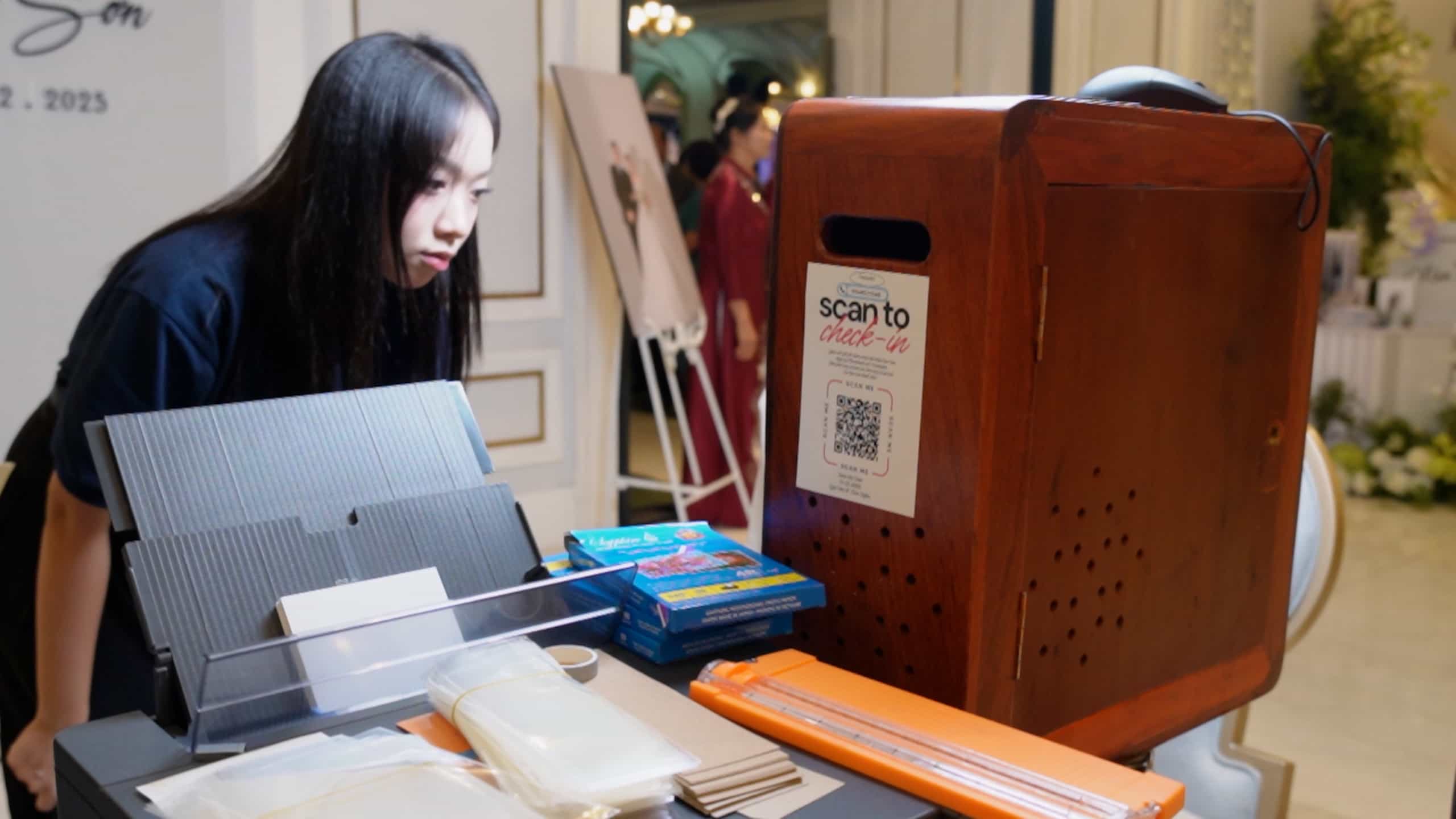 Co the quet ma QR code de lay anh ngay va dem ve luu giu lam ky niem. Anh: Khanh Linh