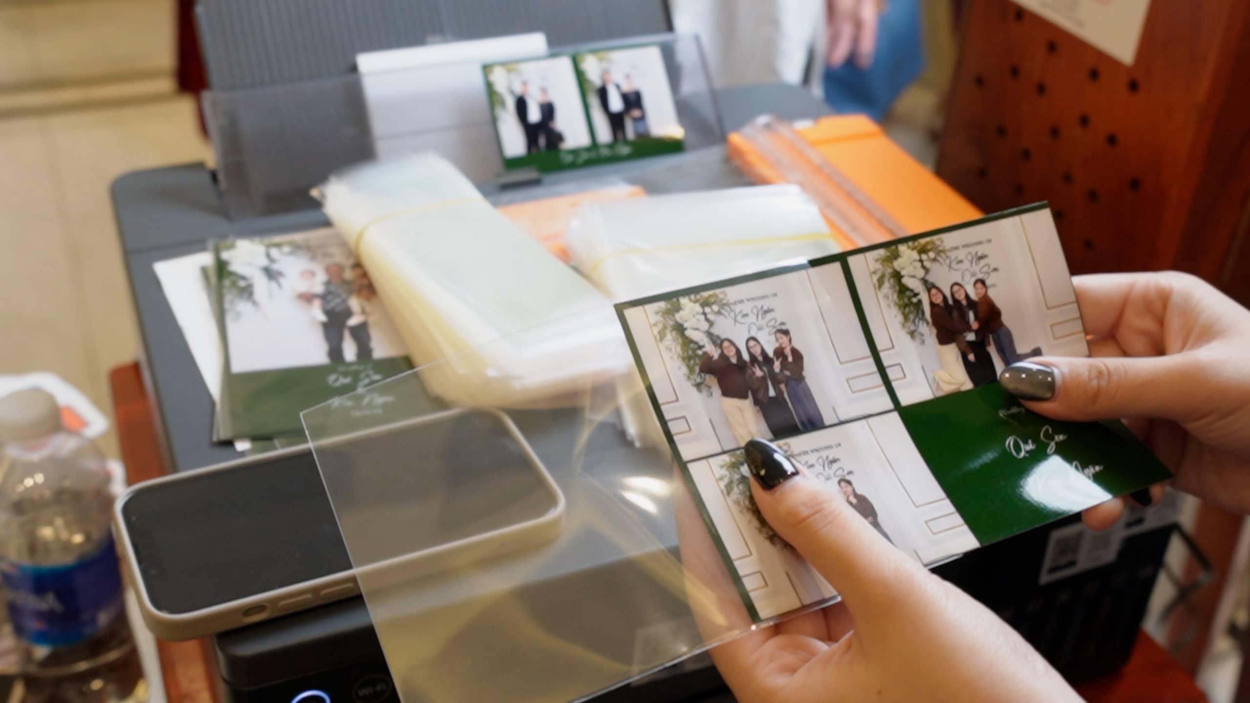 The modern wedding party adds color thanks to the mobile photobooth. Photo: Khanh Linh