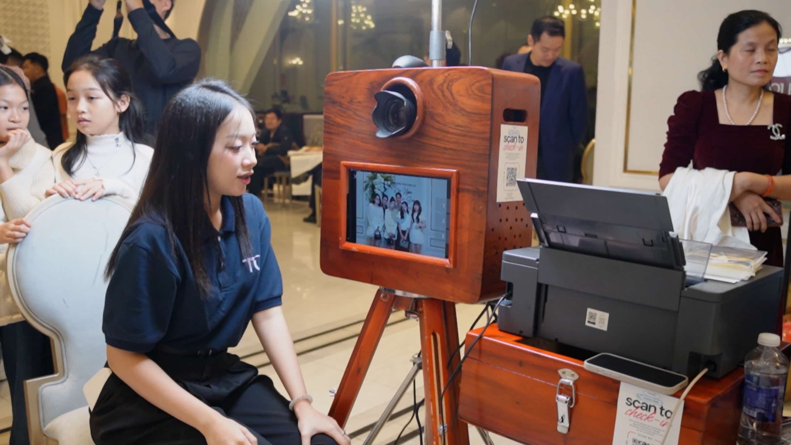 Photobooth di dong tro thanh diem nhan trong tiec cuoi. Anh: Khanh Linh