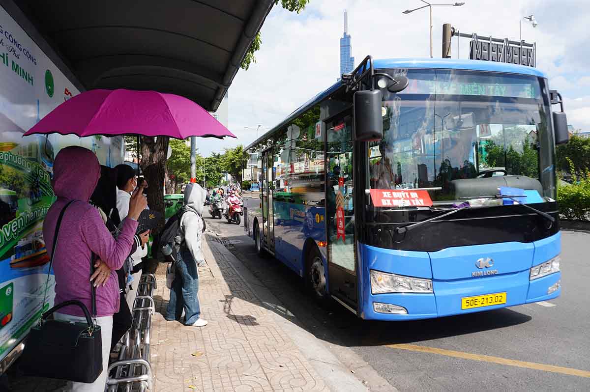 Ho Chi Minh City residents expect Metro No. 1 connecting tickets to make travel more convenient and economical