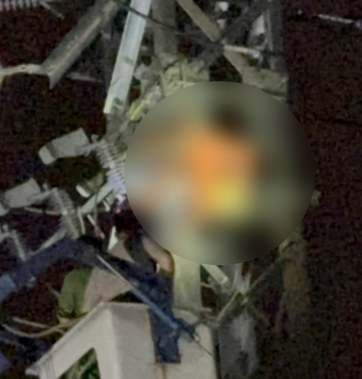 The police are investigating the case of a man who died on a medium-voltage power pole in Khanh Hoa. Photo: Dac Loc