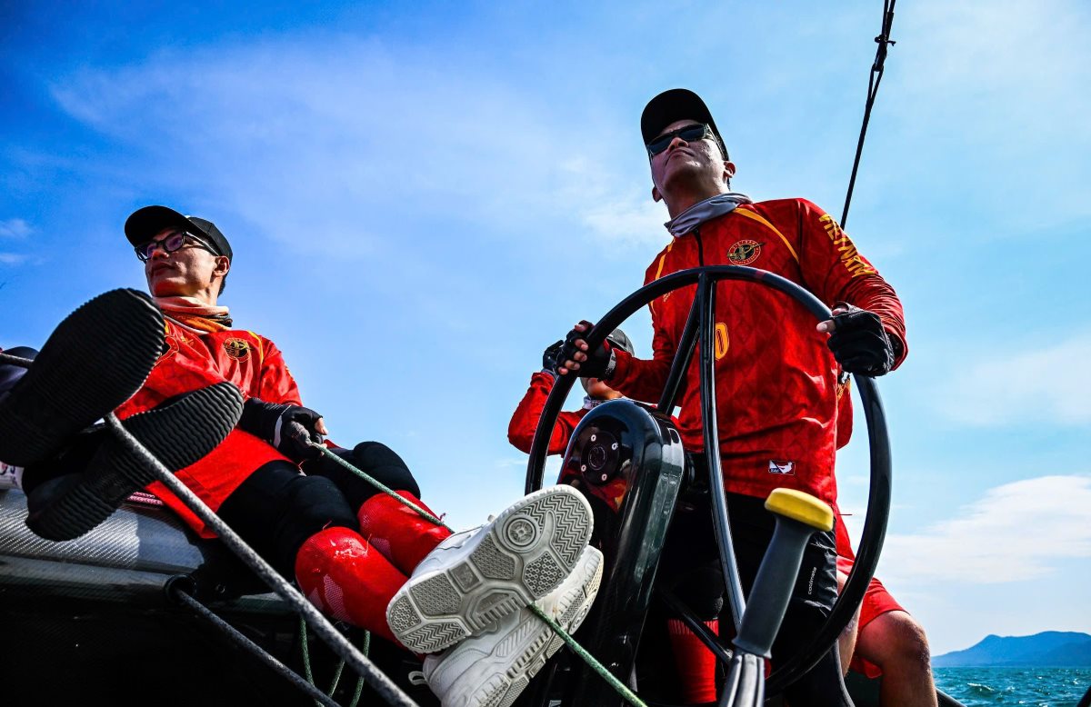 Thuyen truong Le Tien Dung dang dieu khien thuyen. Anh do thuyen truong Le Tien Dung cung cap