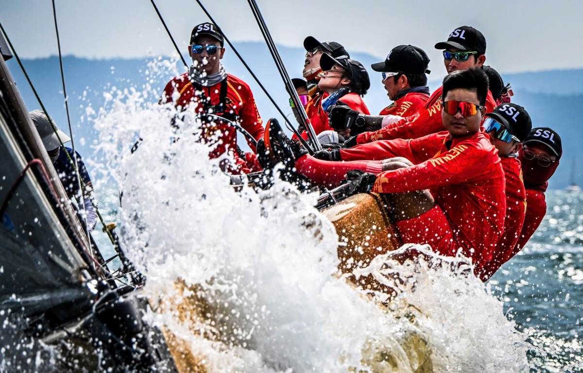 Doi thuyen buom SSL47 Viet Nam du SEA Games co mot van dong vien nu. Anh do thuyen truong Le Tien Dung cung cap