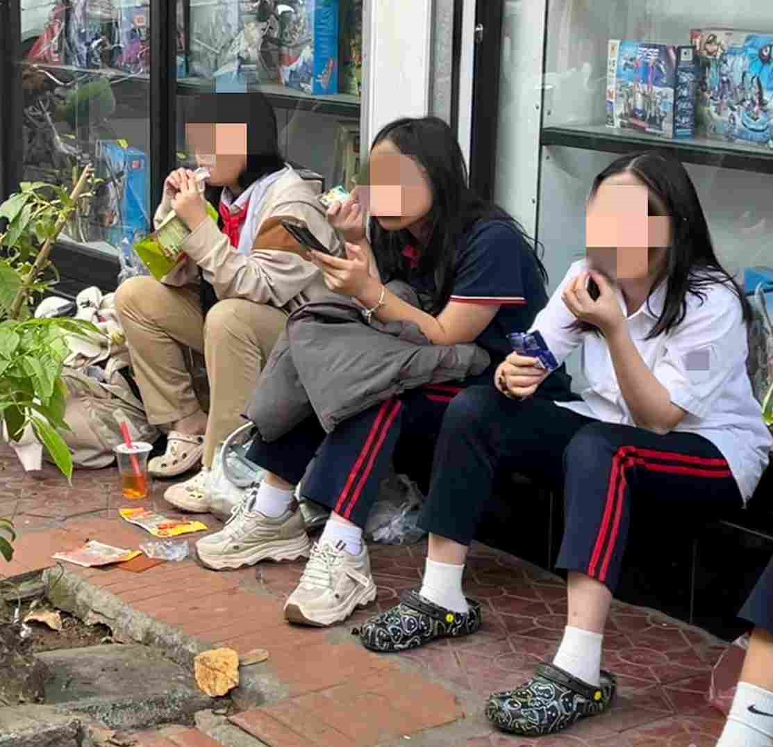 Sự thích thú nhất thời và thói quen “ăn theo bạn bè” đã khiến những món ăn này nhanh chóng trở thành lựa chọn quen thuộc của học sinh. Ảnh: Thúy Hiền