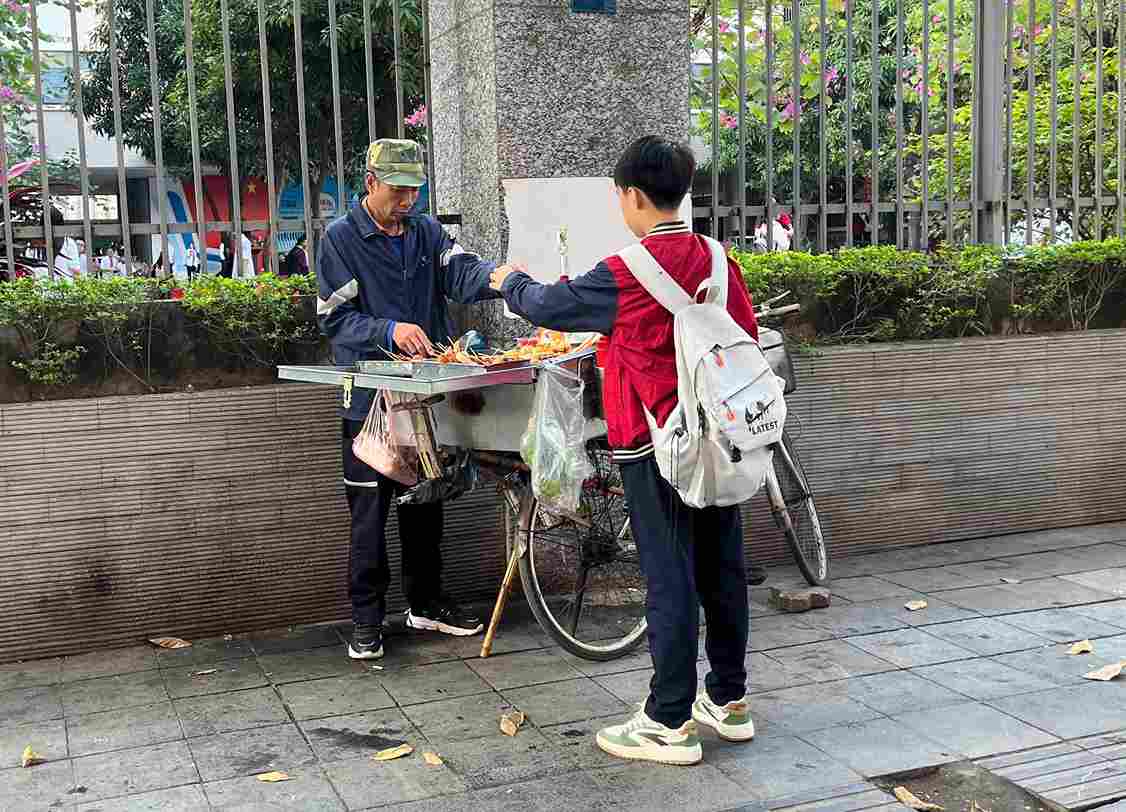 Cac em hoc sinh nhanh chong di chuyen ra “dia diem quen thuoc” sau moi gio hoc. Anh: Thuy Hien
