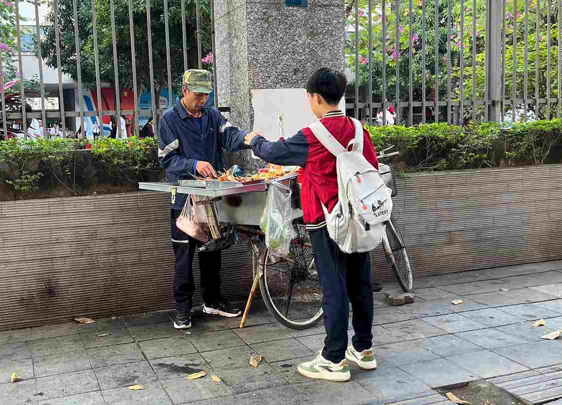 Các em học sinh nhanh chóng di chuyển ra “địa điểm quen thuộc” sau mỗi giờ học. Ảnh: Thúy Hiền