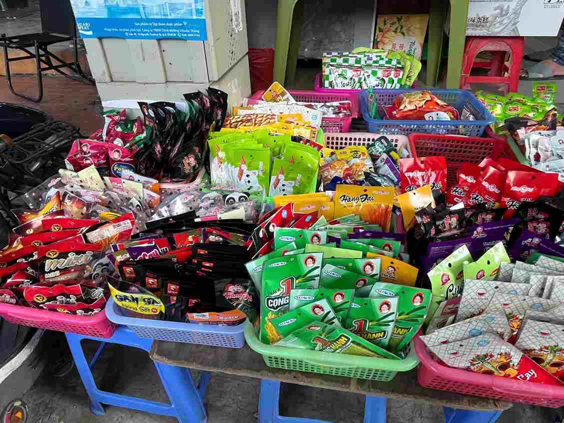 Quay hang voi da dang mat hang, mau sac bat mat rat thu hut cac em hoc sinh. Anh: Thuy Hien