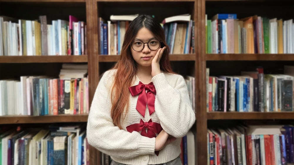 White sweaters with red spots will help women stand out when going out on Christmas. Photo: Phuong Linh