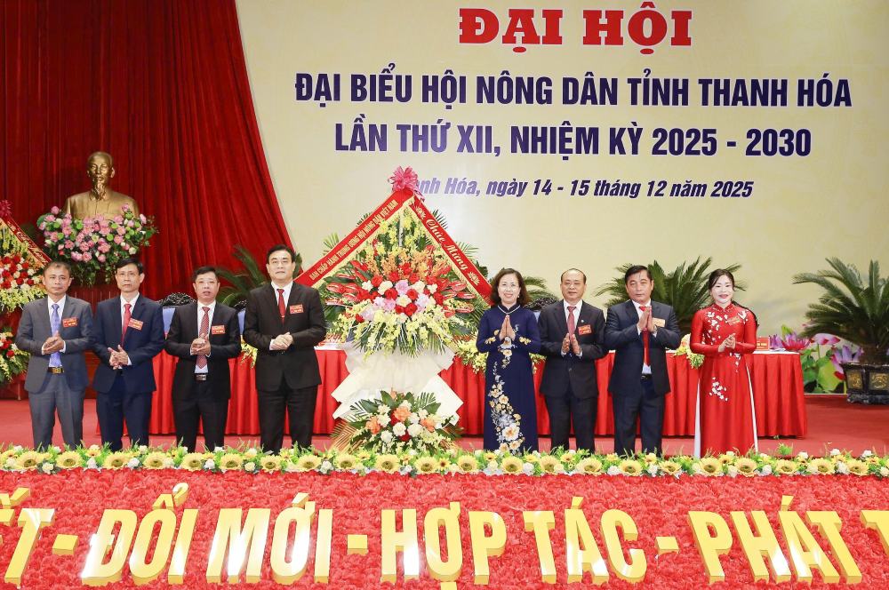 Dai dien lanh dao Trung uong Hoi Nong dan Viet Nam tang hoa chuc mung dai hoi. Anh: Le Hoi