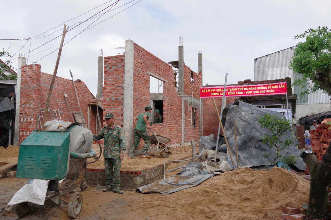 Da Nang soldiers help people in flooded areas of Dak Lak build houses in the Quang Trung campaign. Photo: Quang Hung