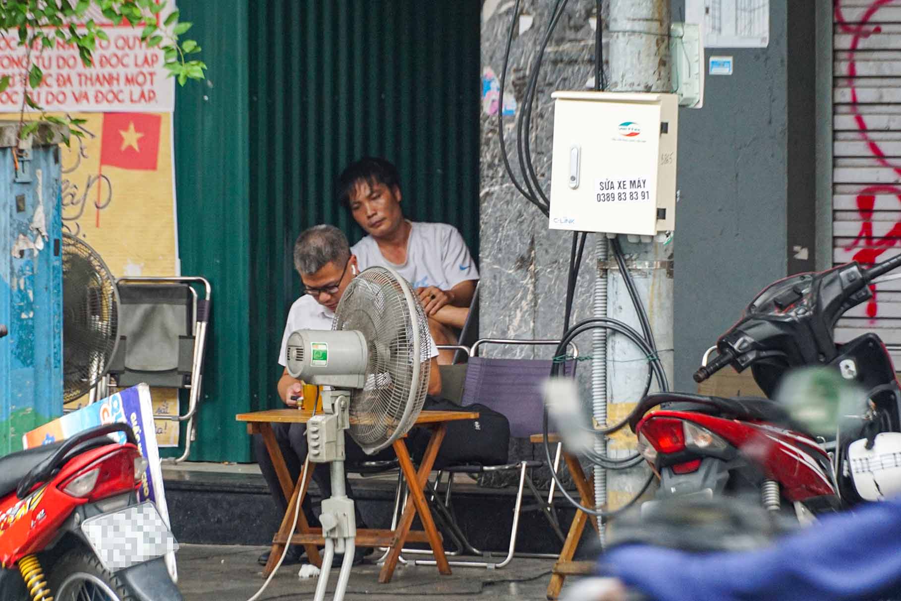 Tai mat tien pho Dinh Tien Hoang giap Ho Guom, co nhieu ho dan va cua hang kinh doanh nam trong khu vuc mo rong khong gian cong cong. Anh: Huu Vu